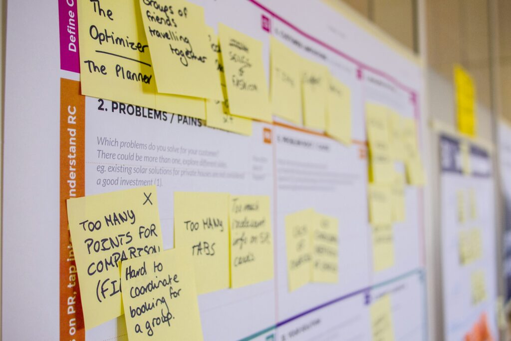 Bedruckte Haftnotizen auf Karton als Sinnbild für die Planung eines Projektsetups