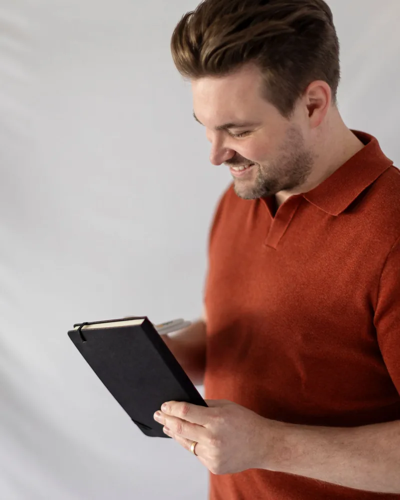 Fractional CMO Bastian Koch mit Notizbuch