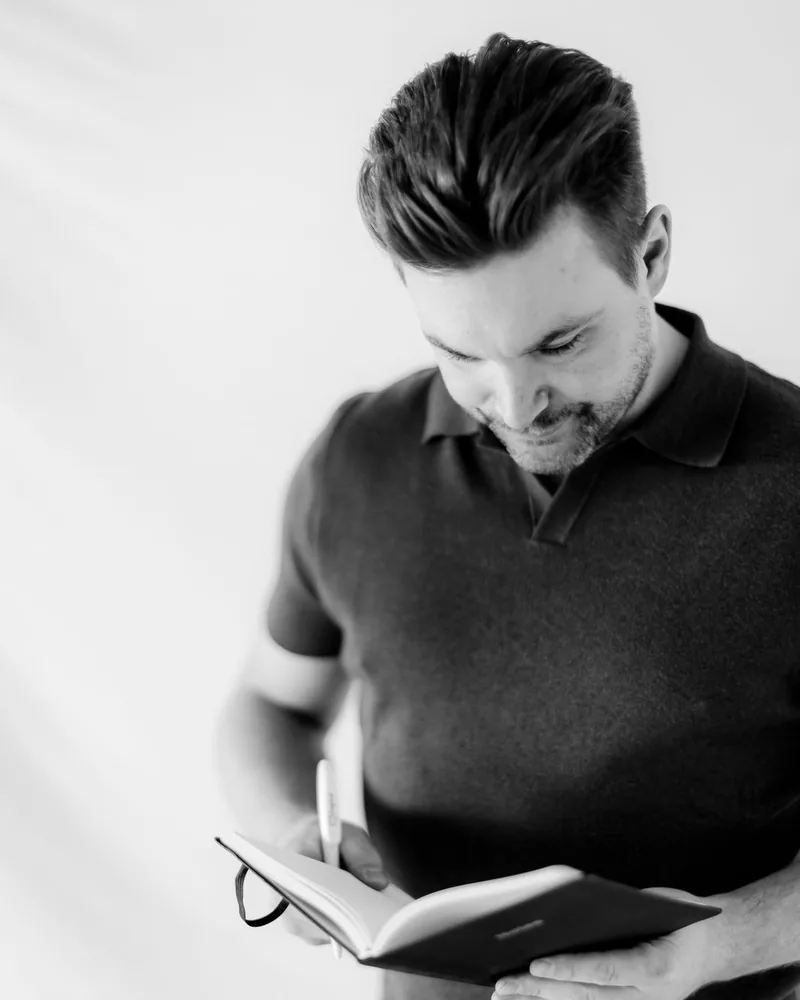 Bastian Koch notiert Ideen als Fractional CMO