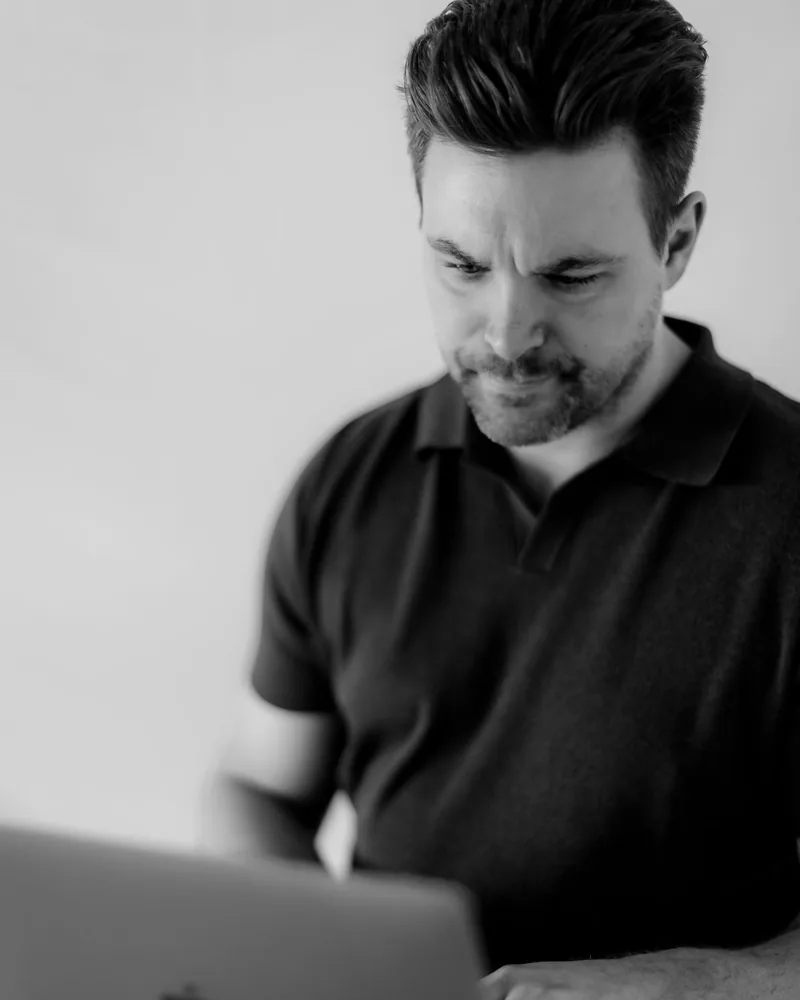 Interim Marketing Manager Bastian Koch bei der Arbeit am Laptop